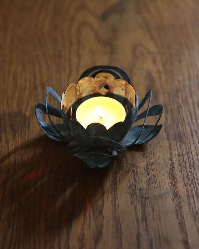 蓮型の真鍮キャンドルホルダー [ ハスアカリ緑青 ] | iichi 日々