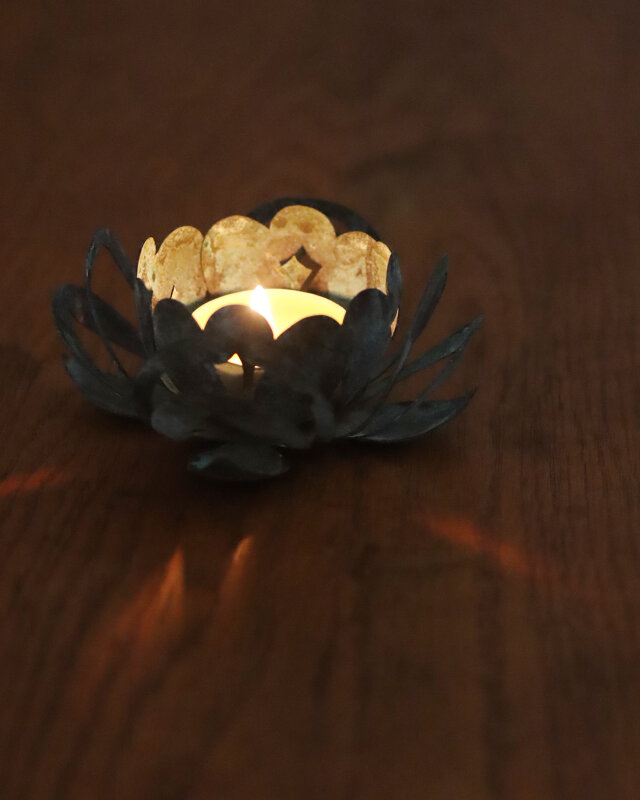 蓮型の真鍮キャンドルホルダー [ ハスアカリ緑青 ] | iichi 日々