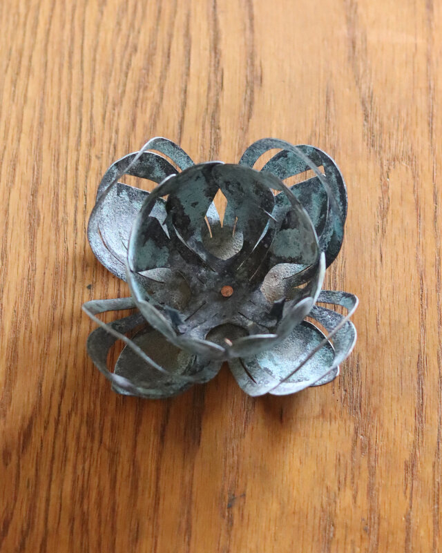 蓮型の真鍮キャンドルホルダー [ ハスアカリ緑青 ] | iichi 日々