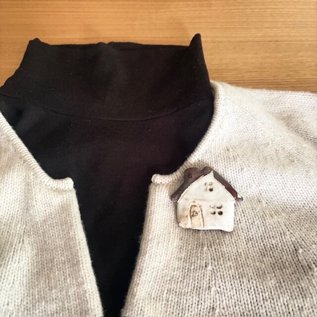 陶器ブローチ　おうち① クリスタルビーズ