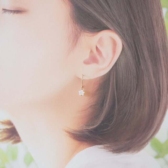 14kgf：ホワイトシェル（星）のミニピアス（イヤリング）№9202 | iichi