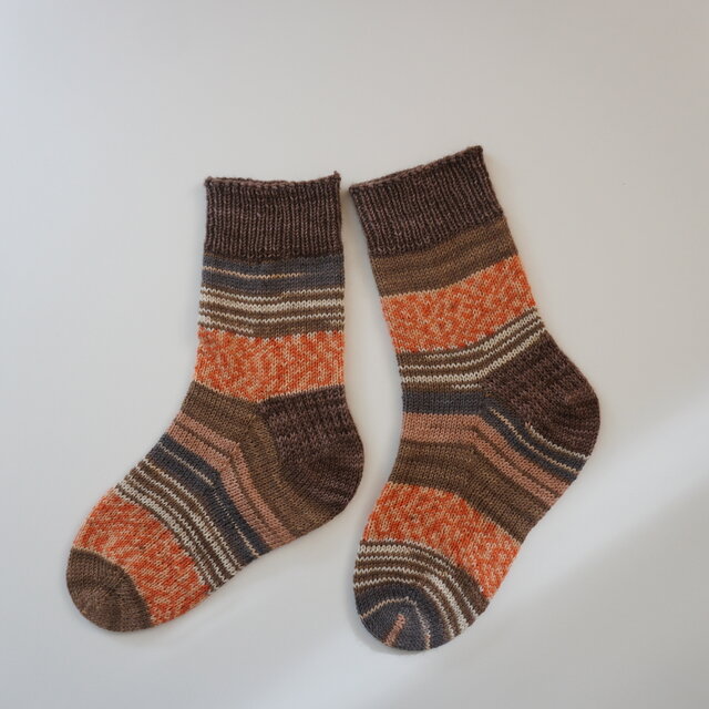 手編みの靴下　「鮭」
