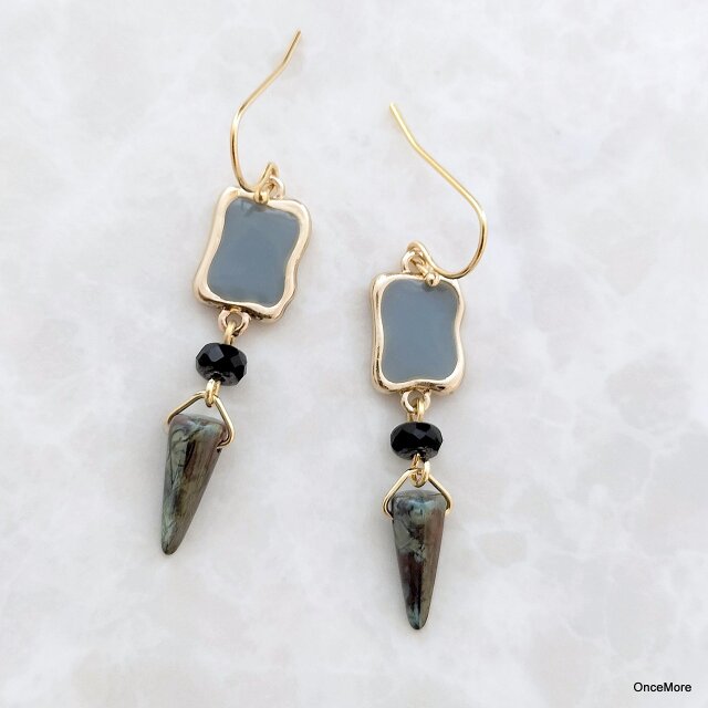 スクエアフレームと円錐ビーズのピアス