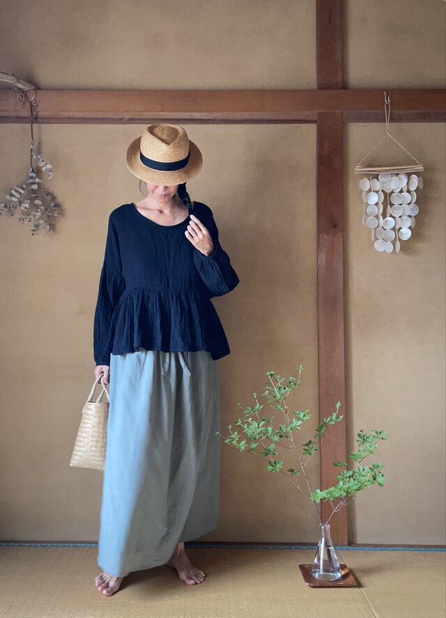 Double Gauze Frill Blouse in Black/ダブルガーゼフリフブラウスブラック(ワイドラウンドネック）