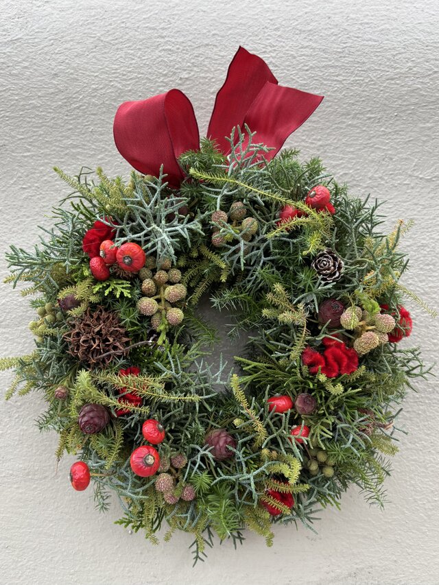 赤色がアクセントのクリスマスリース | iichi 日々の暮らしを