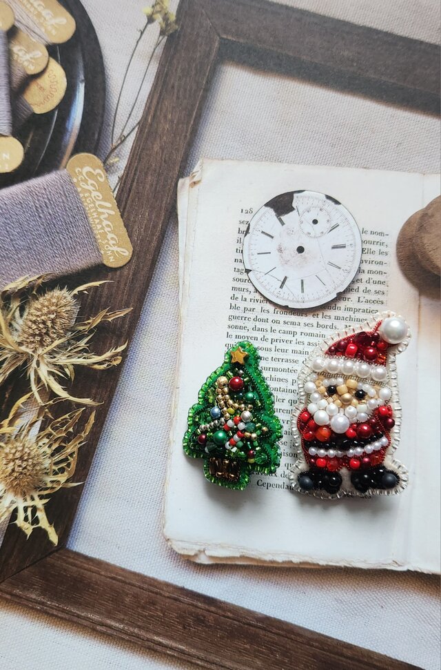 サンタクロースさんとクリスマスツリーのキラキラビーズブローチセット