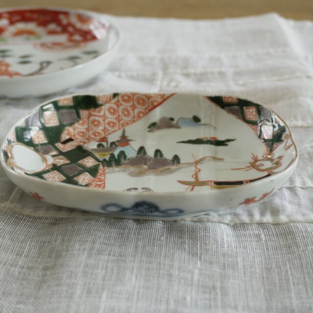 ユニークな構図の色絵変形皿