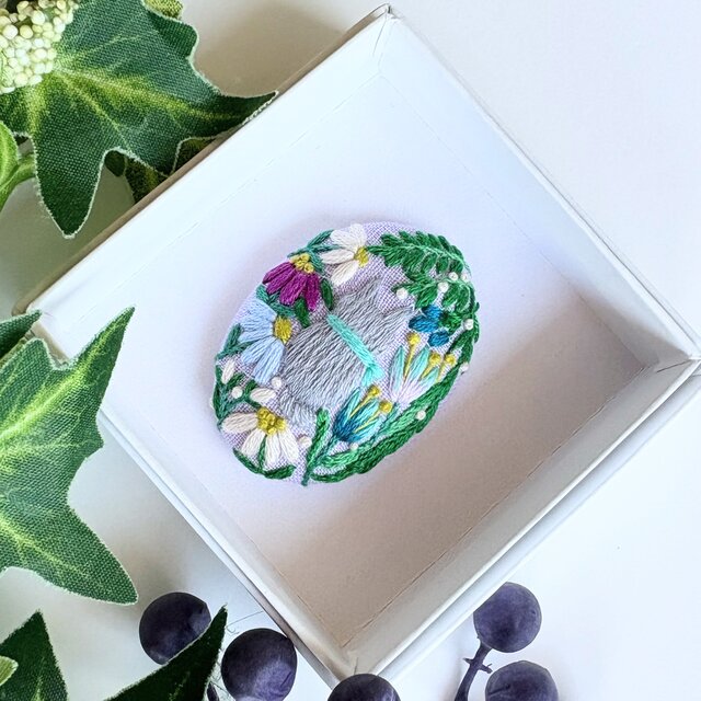 ねこと草花の刺繍ブローチ(botanical）#419 | iichi 日々の