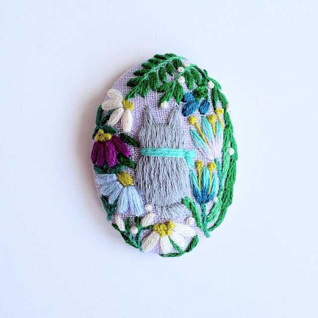 ねこと草花の刺繍ブローチ(botanical）#419 | iichi 日々の