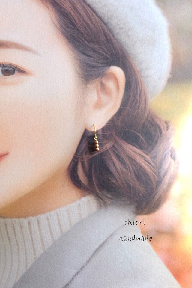 【SALE】c321【ベージュ3つぶ】3mmチェコパール　プチピアス（パーツ変更可能）