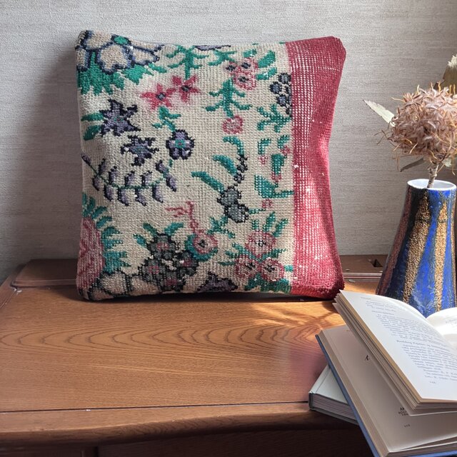 愛らしいトルコキリムのクッションカバー／40 × 40cm／花柄×赤／ヴィンテージキルト