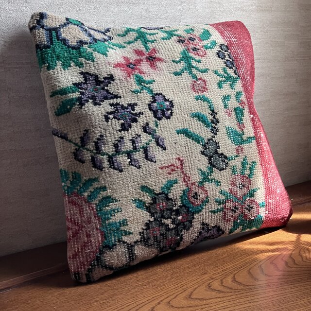愛らしいトルコキリムのクッションカバー／40 × 40cm／花柄×赤