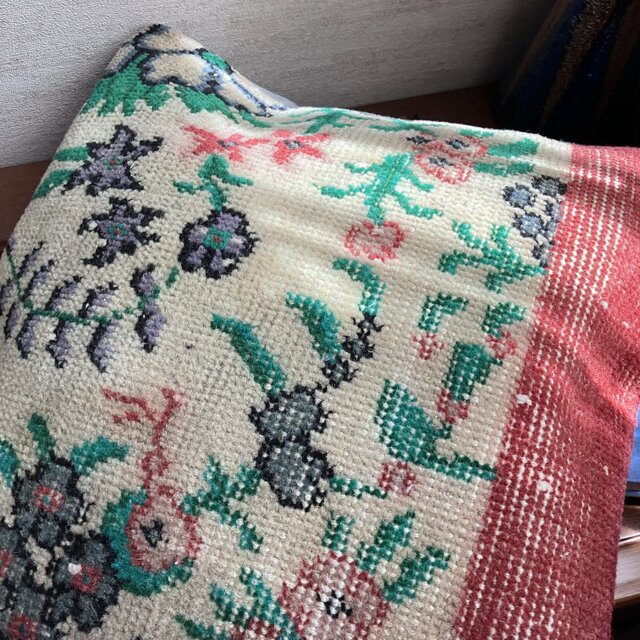 愛らしいトルコキリムのクッションカバー／40 × 40cm／花柄×赤