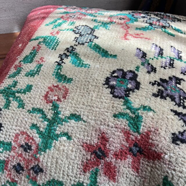 愛らしいトルコキリムのクッションカバー／40 × 40cm／花柄×赤