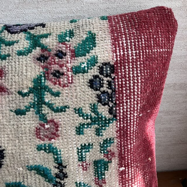 愛らしいトルコキリムのクッションカバー／40 × 40cm／花柄×赤