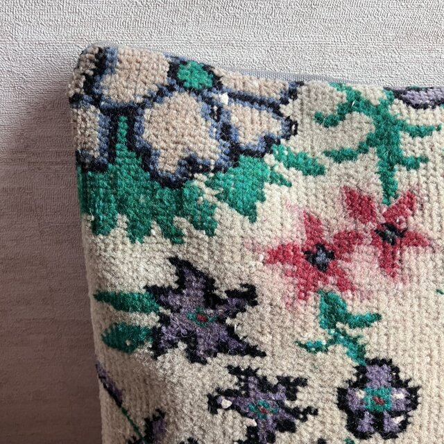 愛らしいトルコキリムのクッションカバー／40 × 40cm／花柄×赤