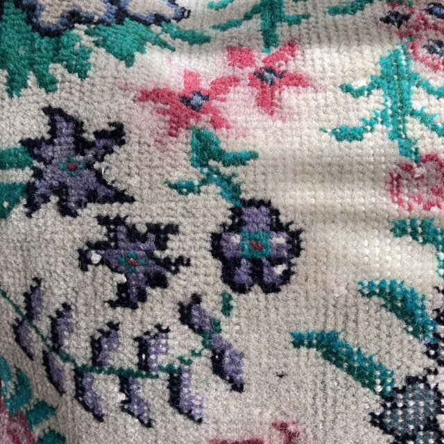 トルコ アンティークキリム クッションカバー 愛らしいトルコキリムのクッションカバー／40 × 40cm／花柄×赤