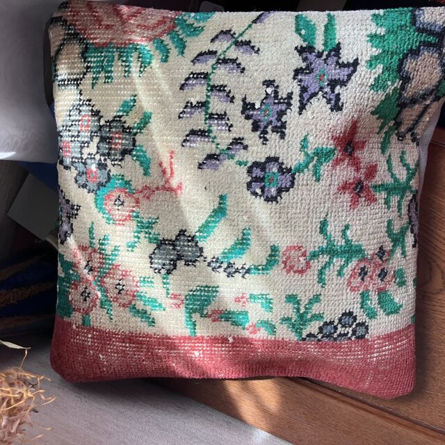 愛らしいトルコキリムのクッションカバー／40 × 40cm／花柄×赤