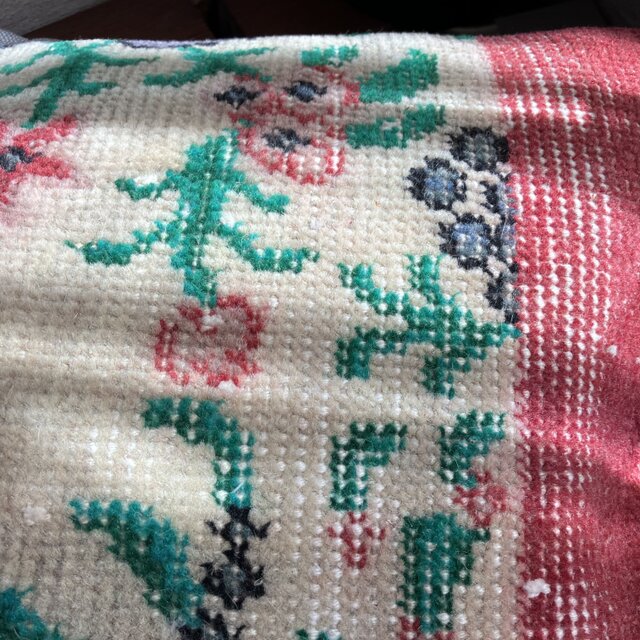 愛らしいトルコキリムのクッションカバー／40 × 40cm／花柄×赤