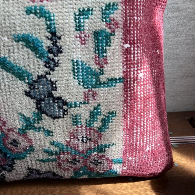 愛らしいトルコキリムのクッションカバー／40 × 40cm／花柄×赤