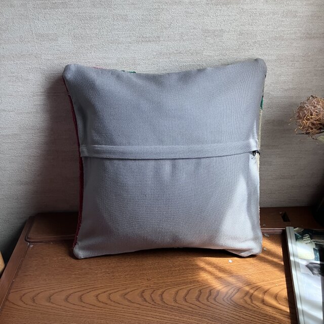 愛らしいトルコキリムのクッションカバー／40 × 40cm／花柄×赤