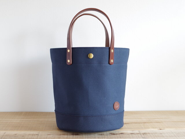 帆布トートバッグ　ネイビー&本革（栃木レザーJEANS カラシ）丸手ハンドル レザーハンドル帆布 丸底トートバッグ ネイビー | iichi 日々の暮らし