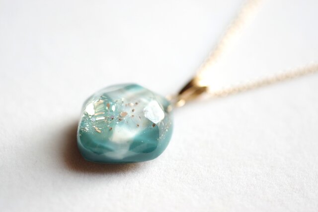 レジンアート 鉱物ペンダント〈美しい羽根にかくされて〉 | iichi 日々