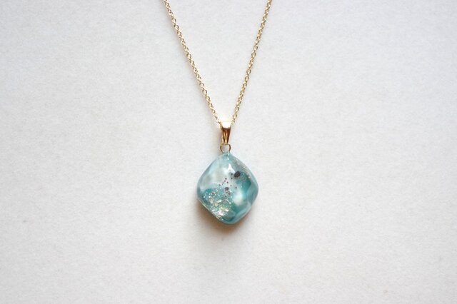 レジンアート 鉱物ペンダント〈美しい羽根にかくされて〉 | iichi 日々