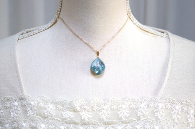 レジンアート 鉱物ペンダント〈美しい羽根にかくされて〉 | iichi 日々