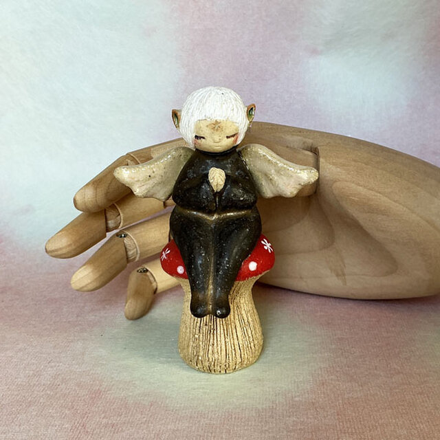 訳あり・陶器【手を合わせる妖精さん】きのこ | iichi 日々の暮らしを