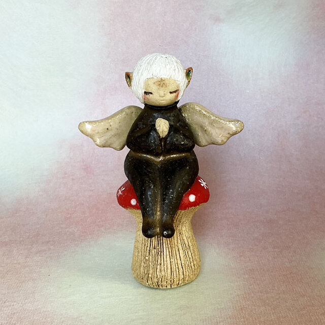 訳あり・陶器【手を合わせる妖精さん】きのこ