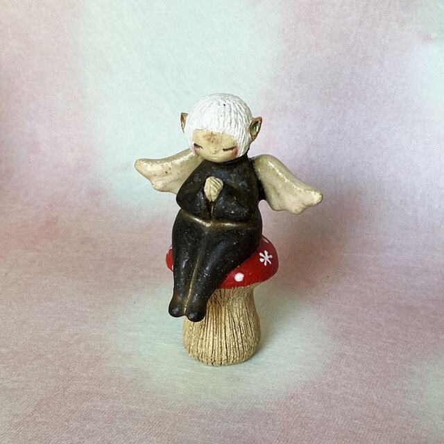 訳あり・陶器【手を合わせる妖精さん】きのこ | iichi 日々の暮らしを