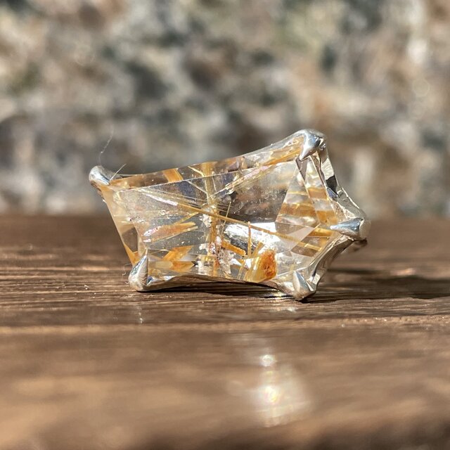 ルチルクォーツ　変形６角形ラフカット　交差する星の輝き　ツメ留め　シルバーSV925リング