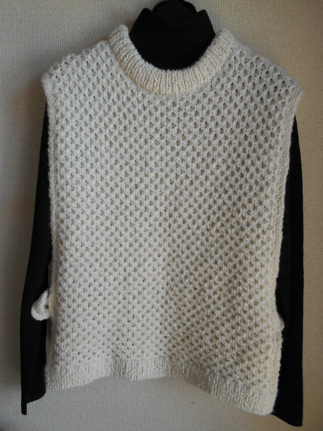 ベビーアルパカの模様編みオープンベスト