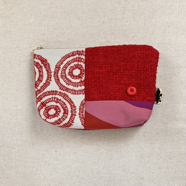 ウールのポーチ　小物入れ　赤い刺繍柄