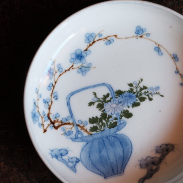 花籠に梅◇可憐な雰囲気。伊万里 花籠文色絵中皿 雷文繋ぎ 中国美術