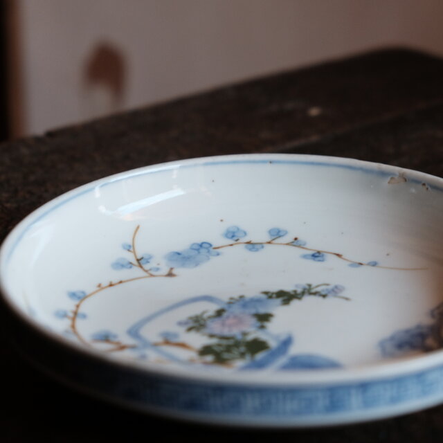 花籠に梅◇可憐な雰囲気。伊万里 花籠文色絵中皿 雷文繋ぎ 中国美術