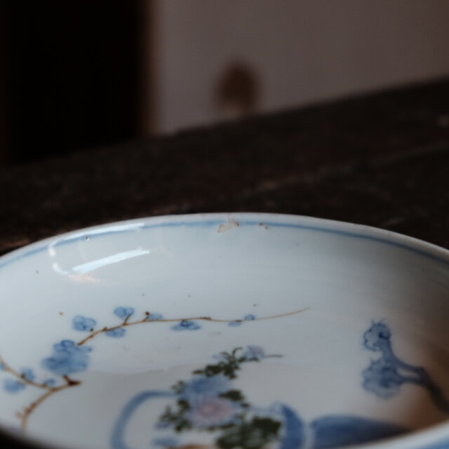 花籠に梅◇可憐な雰囲気。伊万里 花籠文色絵中皿 雷文繋ぎ 中国美術
