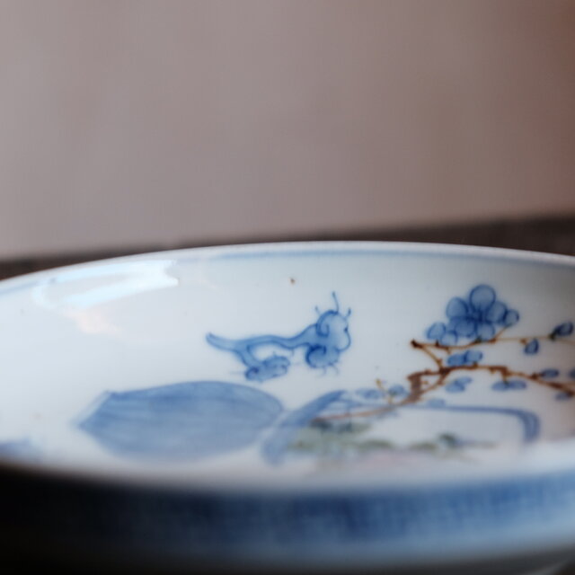 花籠に梅◇可憐な雰囲気。伊万里 花籠文色絵中皿 雷文繋ぎ 中国美術
