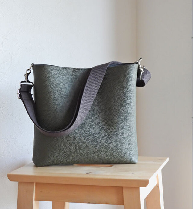 スクエアショルダー　ちょっと大きめ　マットなダークオリーブ／カーボンダークグレーショルダー