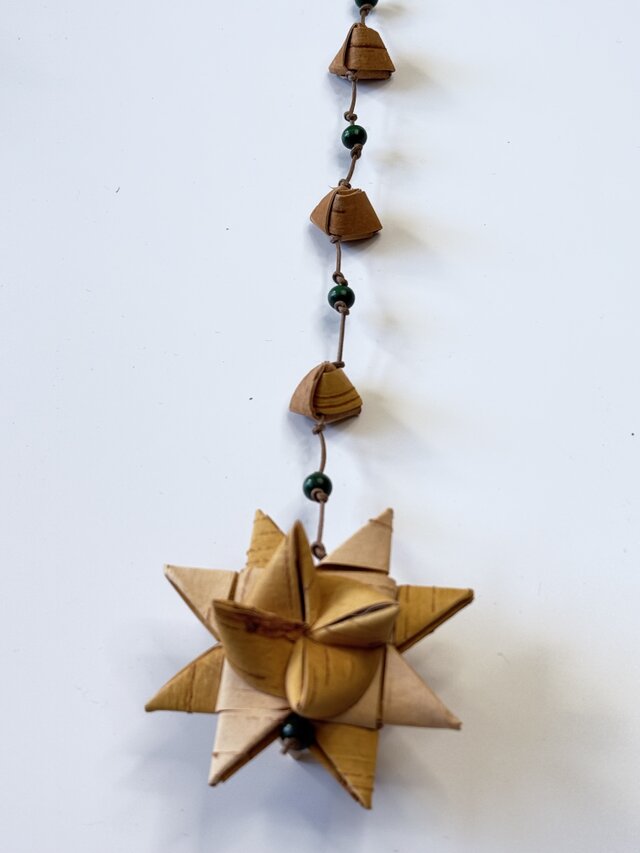 白樺細工ガーランド(木ビーズ緑) | iichi 日々の暮らしを心地よくする