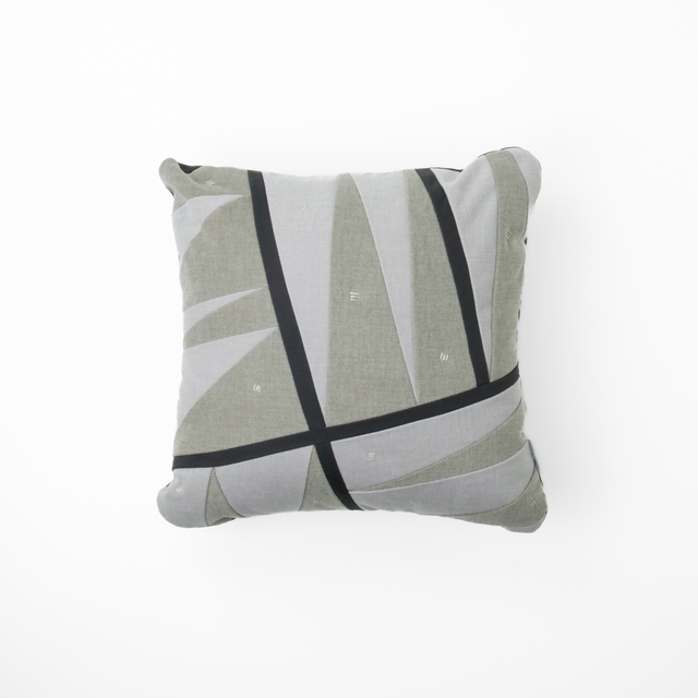 monotone cushion / gray