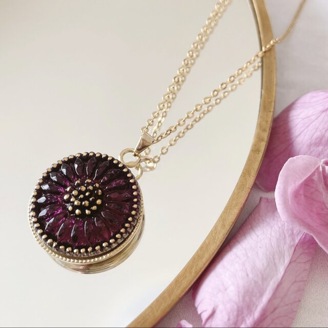 深紫のチェコガラスボタンネックレス｜花モチーフ・サージカルステンレス製・長さ調整可能