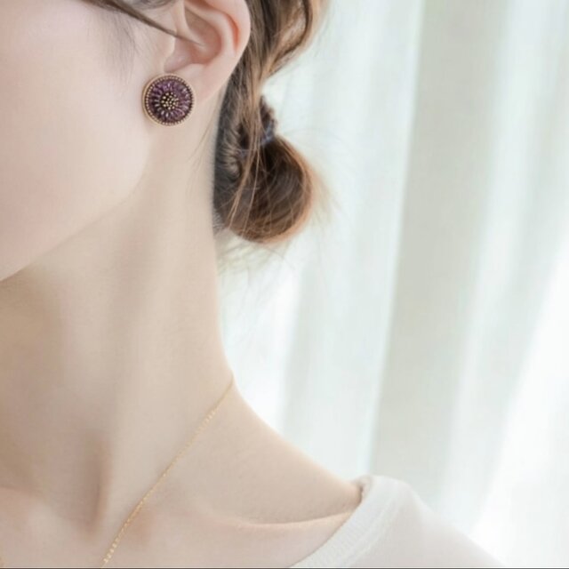 深紫のチェコガラスボタンピアス・イヤリング｜花モチーフ・上品な