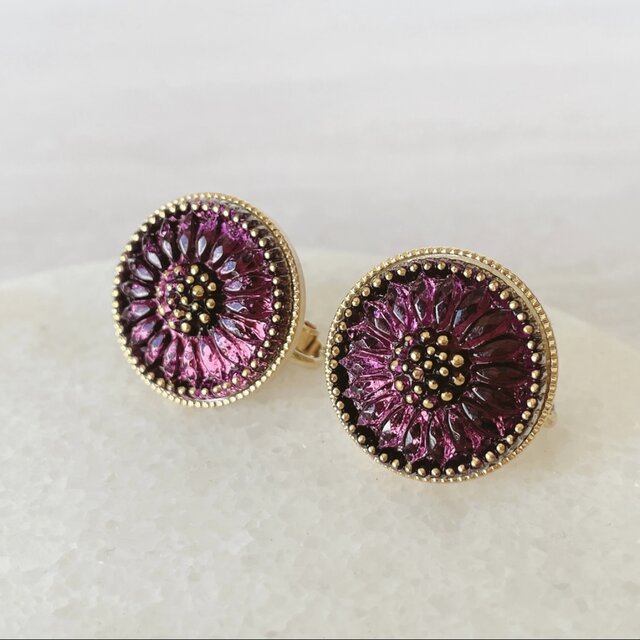 深紫のチェコガラスボタンピアス・イヤリング｜花モチーフ・上品な
