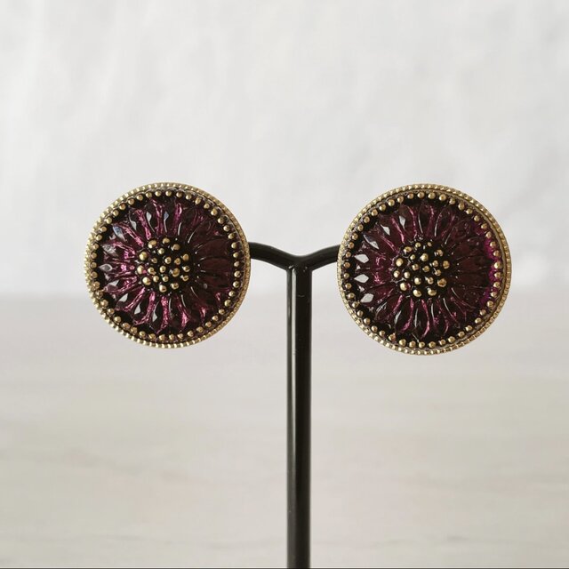 深紫のチェコガラスボタンピアス・イヤリング｜花モチーフ・上品な
