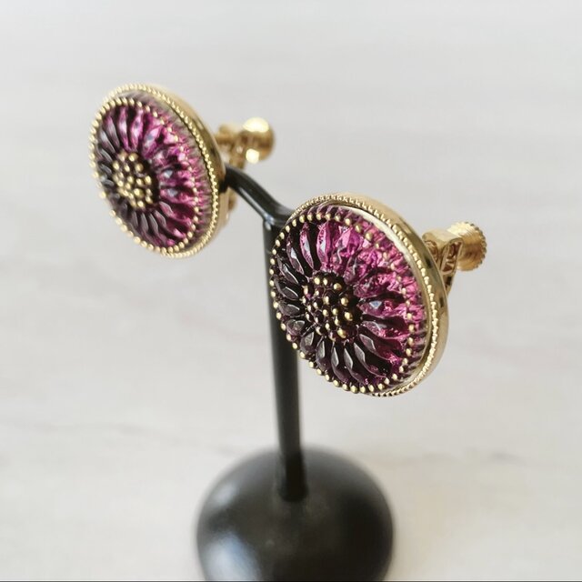 【738】ヴィンテージガラス チェコ ハンドメイド ピアス イヤリング パープル 深紫のチェコガラスボタンピアス・イヤリング｜花モチーフ・上品な