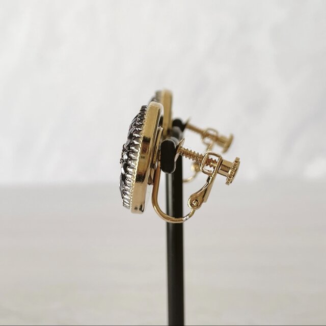 深紫のチェコガラスボタンピアス・イヤリング｜花モチーフ・上品な