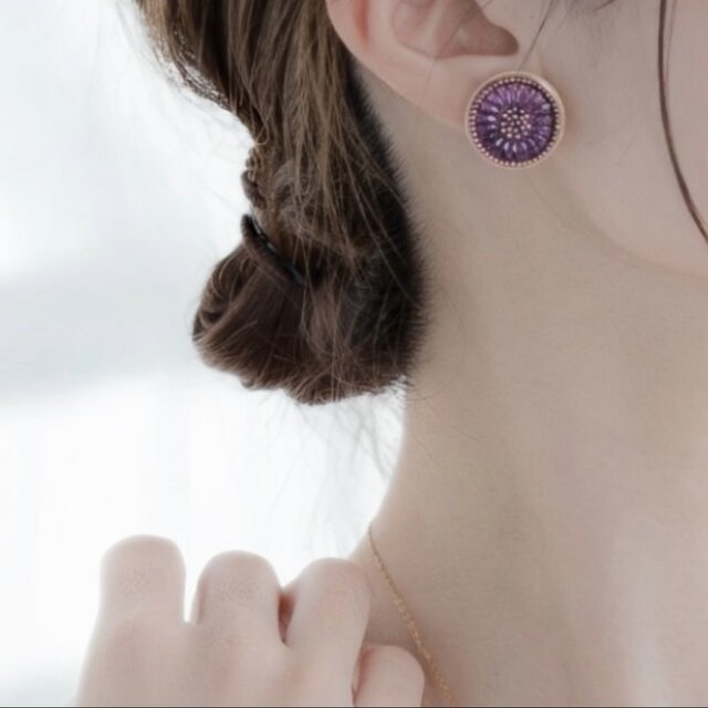 深紫のチェコガラスボタンピアス・イヤリング｜花モチーフ・上品な