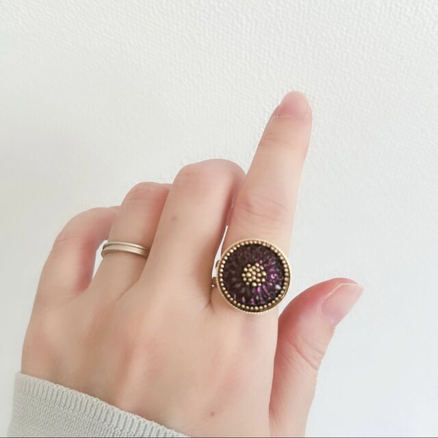 深紫のチェコガラスボタンリング｜花モチーフ・上品なパープル